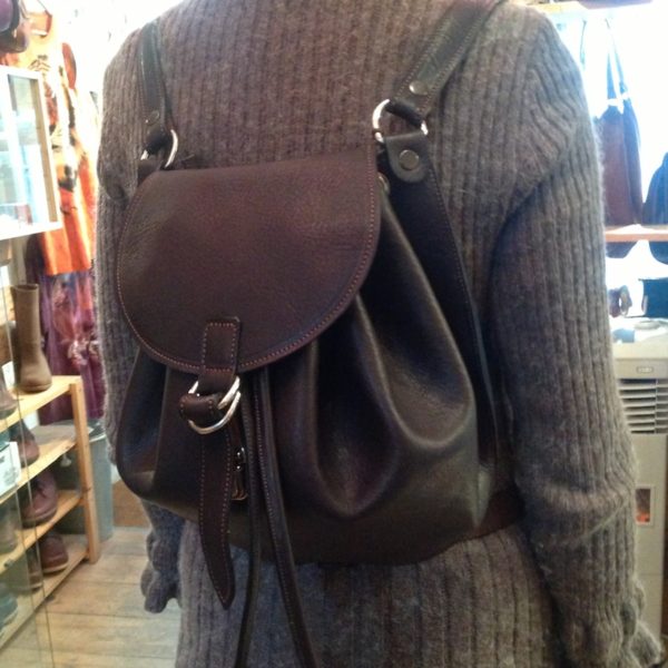 Sac a dos et épaule foncé – Image 3