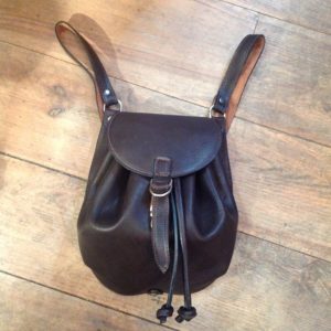 Sac a dos et épaule foncé