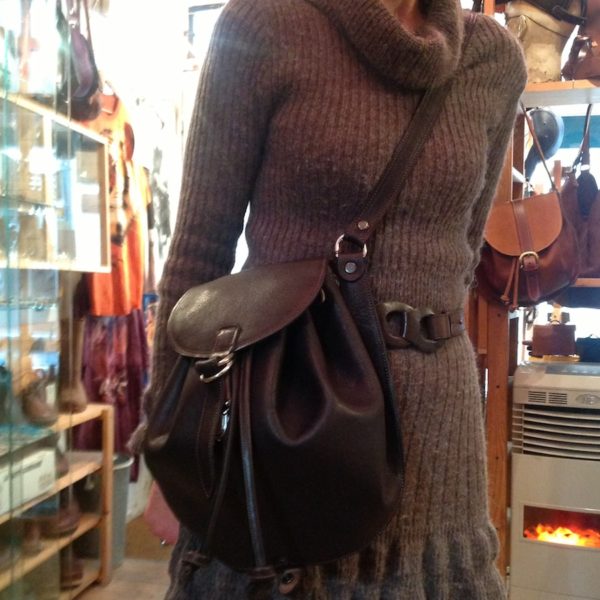 Sac a dos et épaule foncé – Image 2